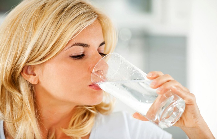 Để giúp cơ thể đối phó với việc thiếu hụt nước và ngăn ngừa khô da, hấp thu nước là hoàn toàn cần thiết. Uống tám ly nước mỗi ngày là một quy tắc thiết yếu trong mùa đông giúp cho bạn có một làn da mịn màng, khỏe mạnh.