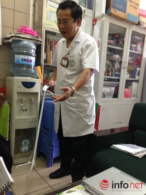 Tiến sĩ Nguyễn Kim Sơn và dụng cụ bắt rắn chuyên nghiệp. 