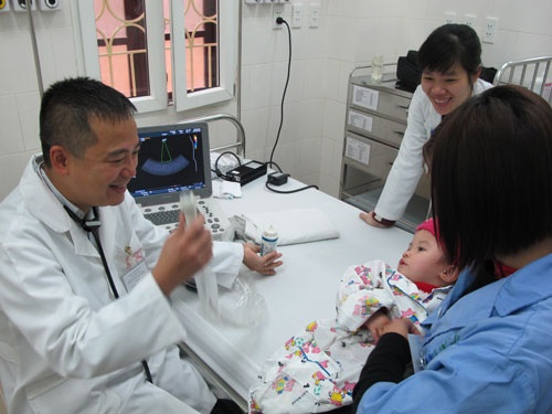 Khi mắc bệnh, người dân nên tìm đến bệnh viện hay bác sĩ để có những lời khuyên thích hợp.