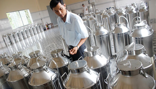 Nong dan san xuat ruou thanh long hinh anh