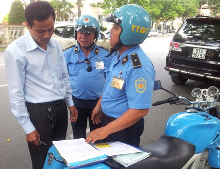 Tài xế Trần Thanh Tấu (TP HCM) bị xử phạt vì sử dụng Uber kinh doanh taxi trái phép.