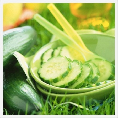 Làm trơn bản lề cửa: Bản lề các cánh cửa nhà bạn kêu cót két mỗi lần đóng vào mở ra? Bạn thậm chí không cần tốn tiền mua bất kỳ dung dịch bôi trơn nào. Đơn giản nhất, cắt một lát dưa chuột và xoa dọc theo bản lề.   