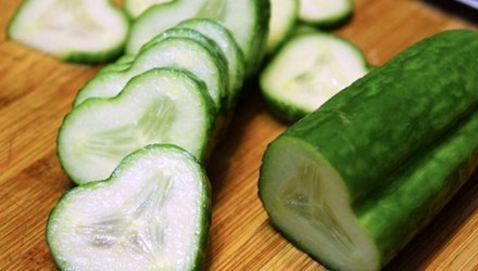  Làm sạch gương bị mờ do hơi nước: Bạn không thích những tấm gương trong phòng tắm phủ một lớp hơi nước sau mỗi lần tắm?