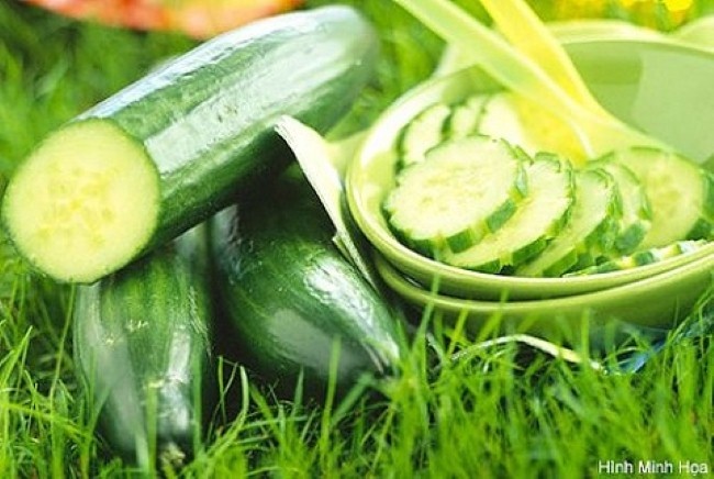 Dưa chuột không chỉ loại bỏ lớp cặn vôi bám cứng và còn đánh bóng bề mặt sáng trở lại mà không để lại chút tỳ vết hoặc gây tổn thương cho tay bạn trong quá trình thực hiện.      