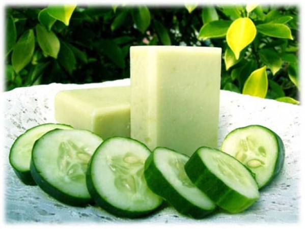 Cắt một lát dưa chuột tươi và chà xát lên chiếc giầy. Các chất hóa học có trong dưa chuột sẽ nhanh chóng làm sạch và bóng lớp da.