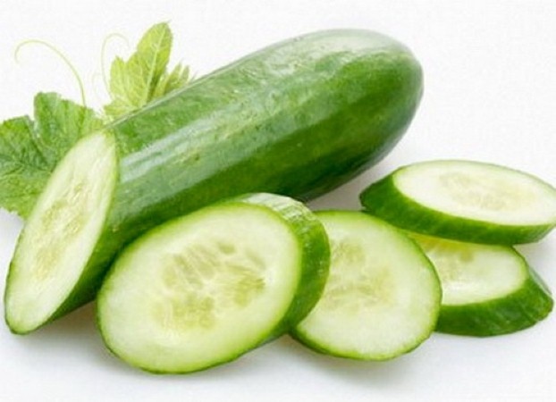 Làm sạch vết bút chì, bút mực và bút màu trên tường: Bức tường nhà bạn lem nhem những vết bút chì, bút mực hoặc bút màu sáp rất mất thẩm mỹ? Gọt vỏ dưa chuột rồi dùng số vỏ đó chà xát lên các vết bẩn trên tường.  