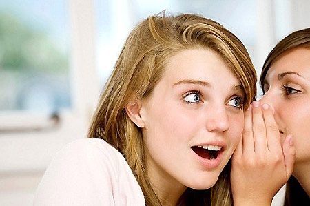 Sử dụng xà phòng, dung dịch tẩy rửa không phù hợp, phấn hay sản phẩm có mùi thơm có thể làm sưng đỏ, đau rát lớp da nhạy cảm của âm đạo.
