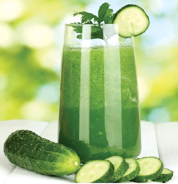 Cắt vài lát dưa chuột tươi, bỏ vào một chiếc cốc bằng nhôm hoặc vỏ hộp bánh bằng thiếc rồi đặt cạnh chậu cây, vườn rau. Các chất hóa học có trong dưa chuột phản ứng với nhôm tạo ra mùi hương khó chịu đối với côn trùng, khiến chúng không thể chịu đựng được và bỏ chạy nhanh chóng. 