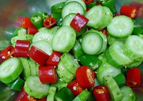   Ngày nay do nhiều yếu tố và nguyên nhân tác động khác nhau mà số người mắc bệnh ung thư ngày càng cao, và một trong những biện pháp giúp bạn phòng ngừa bệnh ung thư hiệu quả, dễ làm, dễ thực hiện là ăn và uống nước ép dưa chuột tươi mỗi ngày. 