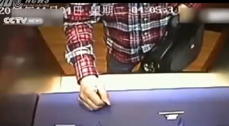 Khong rut duoc tien, noi dien dap tan 9 may ATM hinh anh