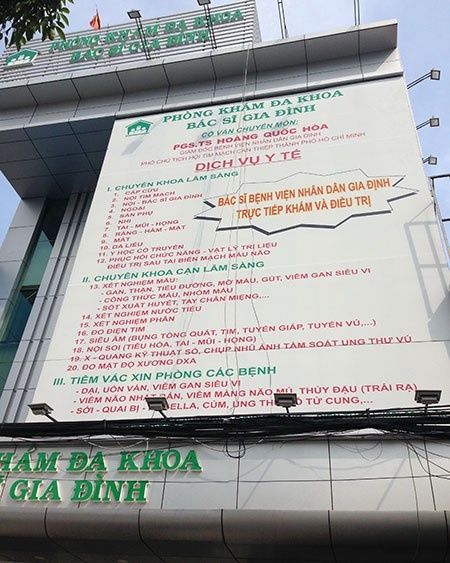 Bảng quảng cáo với nhiều nội dung sai sự thật của Phòng khám đa khoa Bác sĩ Gia đình.