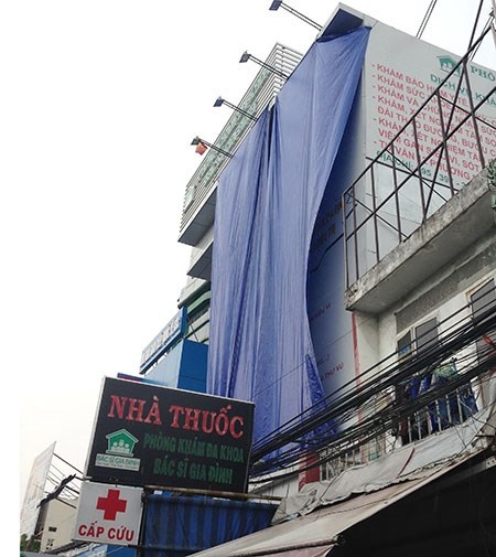 Bảng quảng cáo được che lại sau khi vụ việc được phản ánh lên Sở Y tế TP.