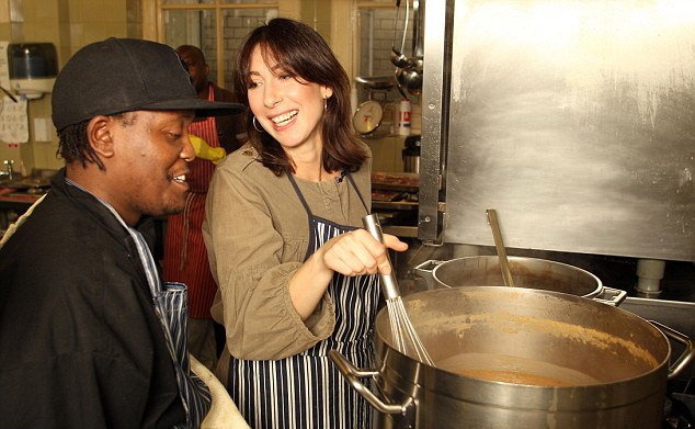 Vo Thu tuong Anh nau bua sang cho nguoi vo gia cu hinh anh