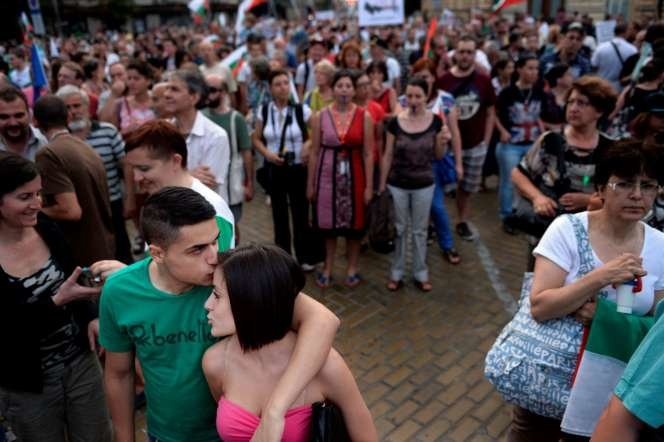 Một cặp đôi hôn nhau trong thời điểm diễn ra cuộc biểu tình chống chính phủ tham nhũng ở thủ đô Sofia, Bulgaria hồi tháng 7-2013.