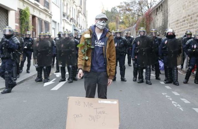 Một thanh niên Pháp đặt khẩu hiệu dưới chân “Xin đừng giết tôi [Remi Fraisse]” trong lúc tham gia cuộc biểu tình diễn ra hồi tháng 11-2014 nhằm kêu gọi điều tra cái chết của nhà hoạt động môi trường Remi Fraisse, 21 tuổi.  Remi Fraisse bị thiệt mạng trong cuộc đụng độ với cảnh sát trong cuộc biểu tình phản đối dự án xây đập Sivens ở miền nam nước Pháp hôm 26/10.