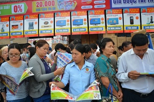 Trên tay mỗi người đều có các tờ rơi quảng cáo sản phẩm.