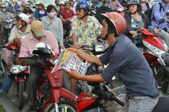 Sự kiện cũng thu hút không ít người đi đường vào giờ cao điểm buổi sáng.