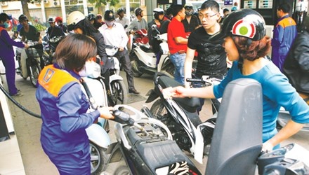 Vi sao gia xang dau van cao? hinh anh