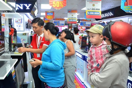 Nhiều người chọn mua tivi, máy giặt do có mức giảm giá khá lớn.