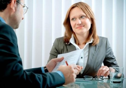 5. Hãy dũng cảm Beth Mooney, CEO của  KeyCorp bắt đầu bước vào ngành ngân hàng 2 năm sau khi tốt nghiệp bằng cách gõ cửa tất cả các ngân hàng lớn ở Dallas, Texas để hỏi xin một suất tham giao vào chương trình đào tạo lãnh đạo của các ngân hàng này. Tại ngân hàng ở Dallas, bà đã ở đó chờ đợi liền sau 3 giờ để nhận được sự đồng ý của giám đốc ngân hàng. Vì vậy hãy quyết tâm và dũng cảm thực hiện ước mơ của mình.