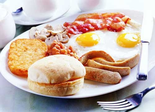 Đồng thời, bỏ bữa sáng cũng khiến cơ thể mệt mỏi và uể oải, do đó bạn sẽ lười vận động hơn. Cuối cùng, tất cả những yếu tố trên đều góp phần khiến cân nặng của bạn tăng một cách nhanh chóng.