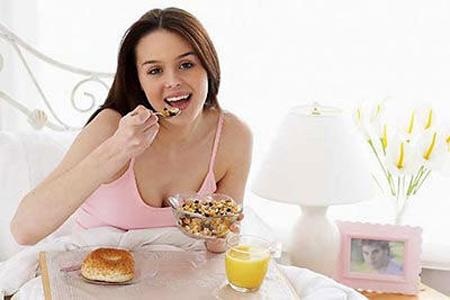 Hơn nữa, nếu buổi sáng không ăn, đến khoảng 9 giờ hoặc 10 giờ trưa bạn sẽ bị đói cồn cào, người nôn nao, huyết áp hạ thấp, gây tổn hại nghiêm trọng đến hệ tiêu hóa.