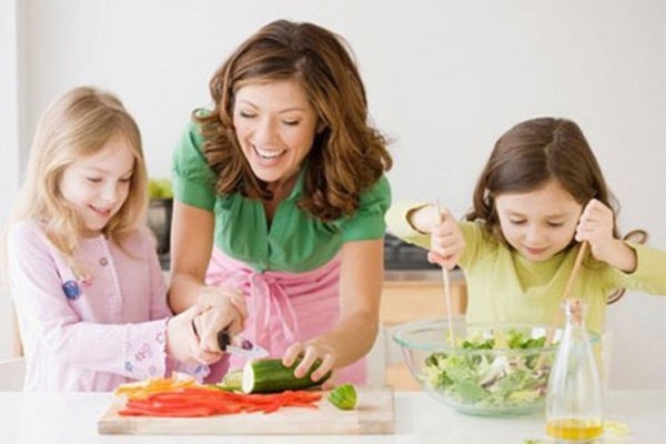 2. Làm thế nào để nấu ăn. Bạn hãy cho bé cơ hội chuẩn bị những bữa ăn nhỏ như bánh mì, trứng, salad, rau. Bé sẽ rất thích nấu ăn và thực hiện các kỹ năng sống này.