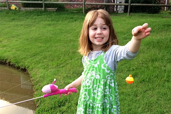 3. Những thay đổi cơ thể bé đang đến và mẹ nên cho bé biết một số thay đổi nội tiết tố sẽ kéo theo một số thay đổi về tinh thần. Có thể mua cho con gái những cuốn sách về sự thay đổi thể chất và cảm xúc cho bé đọc. Ví dụ như cuốn “cẩm nang con gái”, không chỉ bé đọc mà mẹ cũng có thể tìm hiểu tâm tư của bé trong quyển sách này.