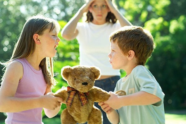 6. Trẻ cần được dạy cách chia sẻ. Hãy cho trẻ biết thế giới này có rất nhiều những người không may mắn và mẹ hãy giảng giải cho trẻ biết, giúp đỡ người khác đem lại sự thoải mái thế nào. Gia đình có thể đưa bé đến những trung tâm tình nguyện hay trẻ mồ côi để bé được thực hành giúp đỡ. Theo cách này ngay từ nhỏ chắc chắn sẽ nuôi dưỡng một tấm lòng nhân từ khi lớn lên.