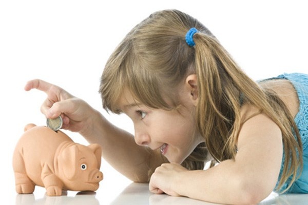 Khi bé nhận được tiền trong các dịp sinh nhật hay lễ tết, cha mẹ nên dạy con chia tiền làm ba phần: Một phần để tiêu ngay, một phần để phòng cho những trường hợp khẩn cấp và một để dành cho những mục tiêu lâu dài hơn. Đó là một thói quen tốt cho các bé có thể quản lý vấn đề tài chính sau này trong cuộc sống.