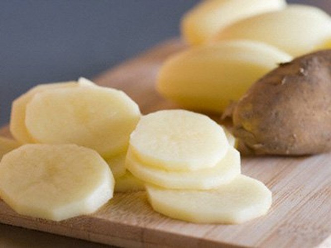 Làm dịu vết phỏng. Khi bị phỏng, nhiều người dùng kem đánh răng để loại bỏ cảm giác đau rát. Tuy nhiên, cách này không được khuyến khích bởi có thể làm vết phỏng nặng thêm, dễ gây nhiễm trùng.