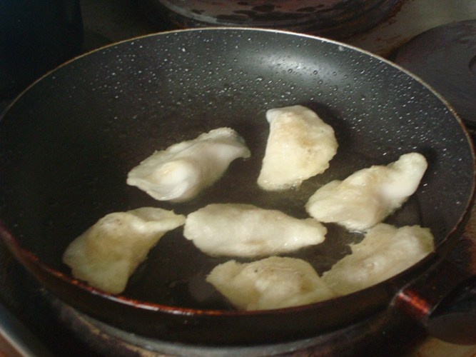 Giúp mỡ không bị cháy đen. Muốn tránh tình trạng mỡ bị cháy đen khi chiên bánh, chả… các bà nội trợ có thể tận dụng một nhúm khoai tây nhỏ cho vào trong quá trình nấu nướng.