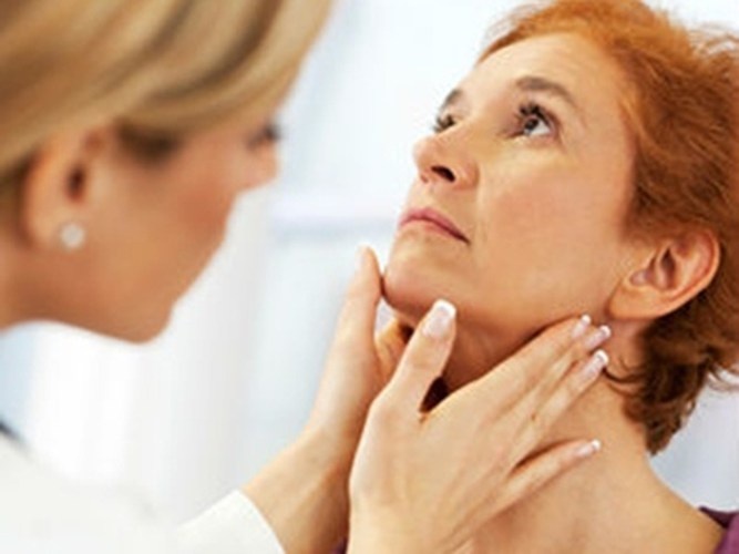 Tham khảo ý kiến bác sĩ khi xuất hiện dấu hiệu đáng ngờ. Nếu như giọng nói trong trẻo bỗng dưng chuyển sang khàn khàn, mệt mỏi triền miên, đổ mồ hôi đêm thì bạn nên sắp xếp một cuộc hẹn với bác sĩ. Bằng nghiệp vụ của mình, họ sẽ sớm tìm ra căn nguyên vấn đề. Từ đó đưa ra tác động kịp thời nhằm nâng cao hiệu quả quá trình điều trị.