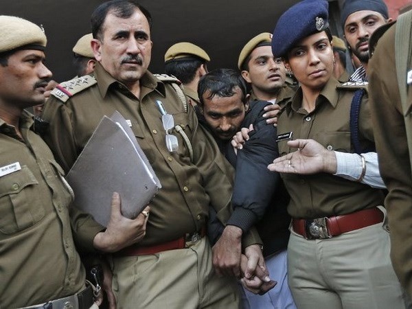 Nhân viên cảnh sát hộ tống tài xế Shiv Kumar Yadav tại tòa án ở New Delhi ngày 8/12 do tình nghi cưỡng hiếp một hành khách..