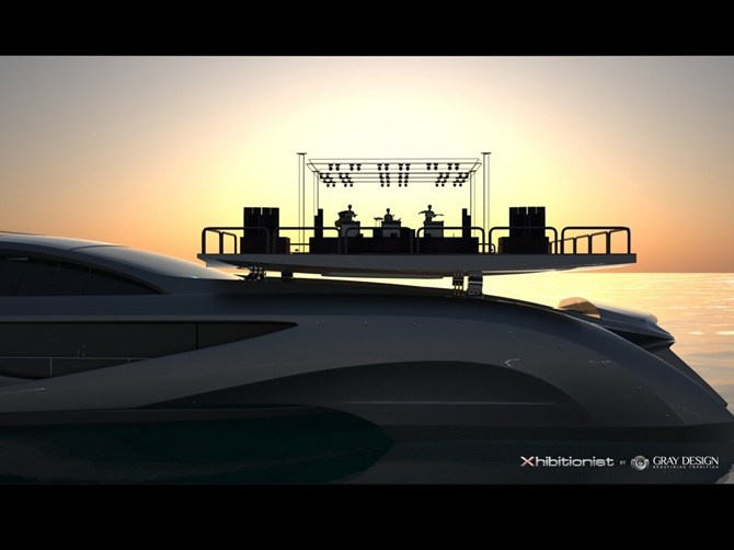 Để phù hợp với khả năng thích ứng của con tàu, boong tàu có thể dễ dàng được chuyển đổi sang một không gian cho một buổi hòa nhạc.