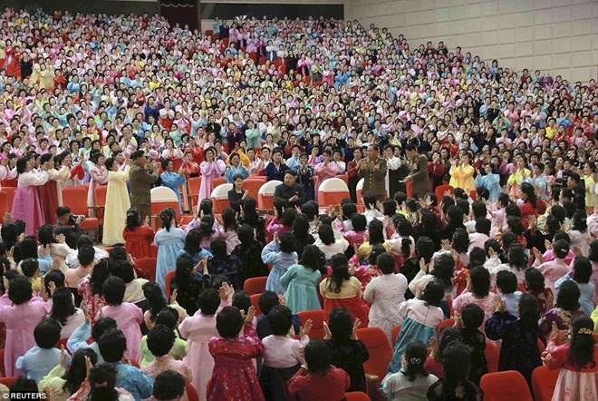 Ông Kim Jong Un phát biểu trong tiếng hoan hô dậy đất.