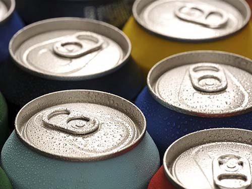 Bisphenol A có thể thẩm thấu từ lon vào thức uống.