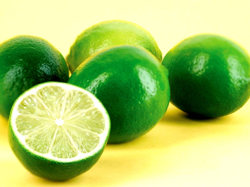 Ngoài ra, tất cả thực phẩm có thể loại bỏ mùi hôi hiệu quả đều giàu polyphenols, chất có thể phân hủy các hợp chất gây mùi hăng cay của tỏi. Axit của chanh cũng giúp góp phần tích cực vào quá trình khử mùi này.