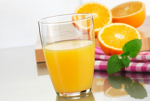 Protein trong sữa sẽ phản ứng với axit tartaric và vitamin C có trong cam, nó không chỉ ảnh hưởng đến quá trình tiêu hóa và hấp thụ thức ăn mà còn có thể gây ra tình trạng chướng bụng, đau bụng, tiêu chảy…