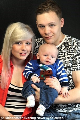 Cậu bé sau khi sinh ra hoàn toàn bình thường đang vui vẻ bên gia đình mình.