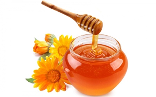 Mật ong có nhiều carbonhydrat giúp đôi môi mịn màng hơn.