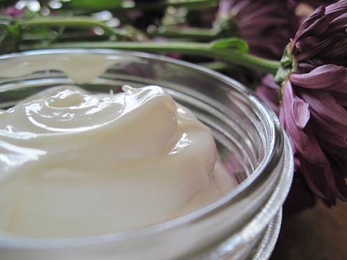 Sữa tươi cung cấp nhiều thành phần protein giúp làn da mịn màng.