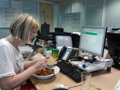 Hãy tranh thủ ra ngoài ăn trưa thay vì ngồi lì bên bàn làm việc và ăn trưa một mình. Hình minh họa.