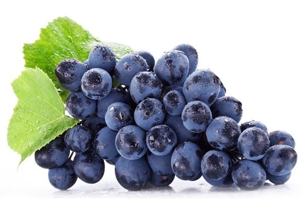 4. Nho tím. các nhà nghiên cứu đã chứng minh hợp chất flavon trong trái nho và lá nho có tác dụng kháng ôxy hóa tốt hơn sinh tố C và E. Không có gì khó hiểu nếu nhiều công ty mỹ phẩm đang áp dụng hoạt chất của trái nho trong kem dưỡng da chống nếp nhăn.