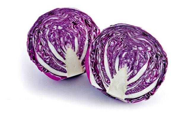 6. Bắp cải tím. Ăn bắp cải tím có thể giúp đem lại một làn da đẹp nhờ trong nó có hàm lượng cao chất chống oxy hóa. Chính chất chống oxy hóa này giúp da đàn hồi và mềm mại. Bắp cải tím còn là nguồn phong phú vitamin C và vitamin K. Một số nghiên cứu cho rằng, anthocyanin có thể giúp giảm nguy cơ tim mạch, tiểu đường và một số bệnh ung thư.