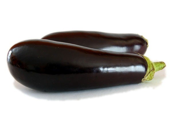 7. Cà tím. Không chỉ là thực phẩm có hương vị thơm ngon, cà tím còn chứa nhiều dưỡng chất có lợi cho sức khỏe và có tác dụng chữa bệnh ung thư, đại tràng, hạn chế cholesterol trong màu vì nó chứa nhiều chất xơ. Tuy nhiên, loại rau quả này cũng kén những người yếu mệt hoặc dạng hàn thấp (đau nhức khi trời lạnh) không nên ăn nhiều và thường xuyên.