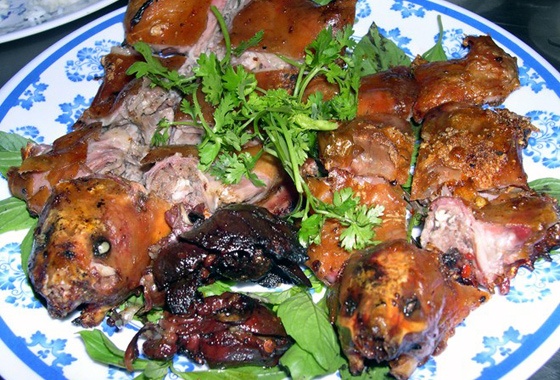 Một khách quen thường mua thịt chuột tại đây nói: “Tuy gọi là chợ chứ thực ra là có hơn chục nhà bán, khách qua đường mua thịt chuột về thưởng thức và làm quà. Chuột đồng vừa lành, vừa thơm ngậy, mình ăn thấy ngon lại giúp mùa màng của bà con khỏi bị chúng phá hoại”.