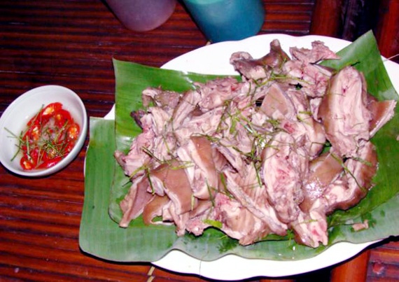 Xuôi về hơn trăm mét hướng đi Ninh Bình, anh Tâm tay vừa quạt rơm thui chuột mà miệng không ngừng trò chuyện với khách mua.