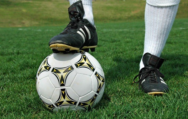 10. Tham gia vào một câu lạc bộ bóng đá hay đội thể thao có thể kéo dài cuộc sống 11 năm. Về mặt sinh học, điều này sẽ ngăn lão hóa sớm ở cơ thể do bạn chạy nhảy nhiều và giữ cơ bắp được khỏe mạnh, các khớp linh hoạt, tăng chức năng tim. Không chỉ bóng đá, các hoạt động xã hội cố định thường xuyên cũng khiến bạn sống được lâu hơn 3,5 năm.