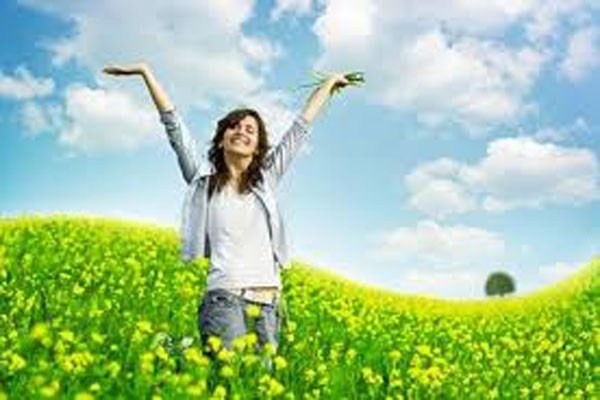 2. Thay đổi môi trường sống có thể giúp bạn tăng tuổi thọ 6,4 năm. Nếu cảm thấy môi trường mình đang sống không thích hợp với mình và có khả năng chuyển sang nơi khác sống thì thực sự là ý tưởng tốt. Môi trường sống mới có thể khiến bạn mở mang tầm khám phá, vui tươi yêu đời hơn.